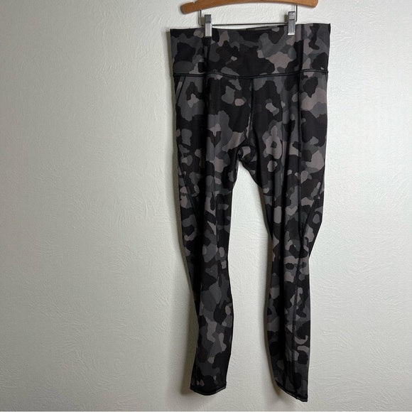 Athleta Women's Black Gray Lightning Camo 7/8 Tight Leggings Size M - Picture 7 of 8